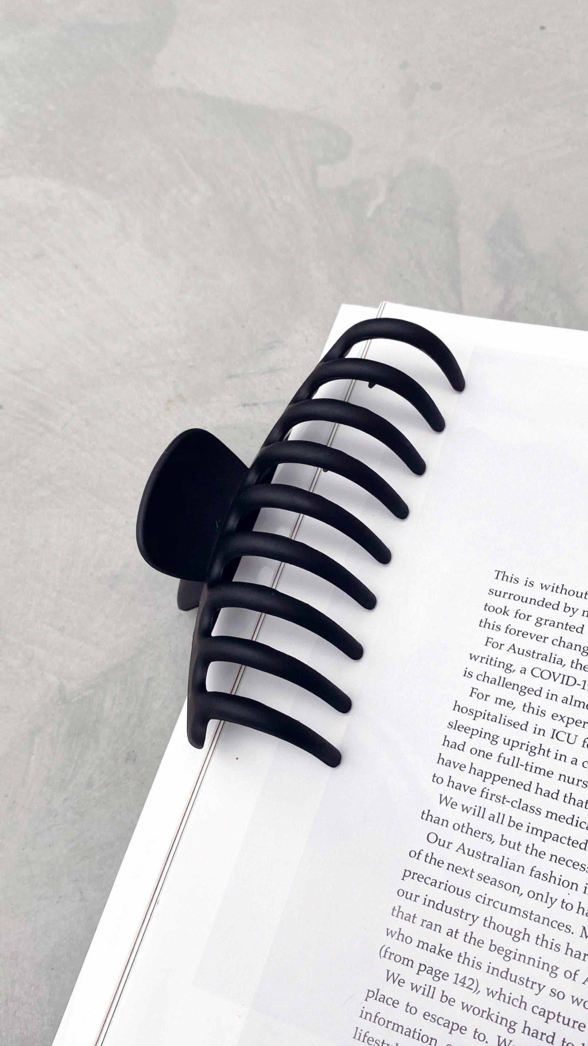 Regina Matte Claw Clip - Black